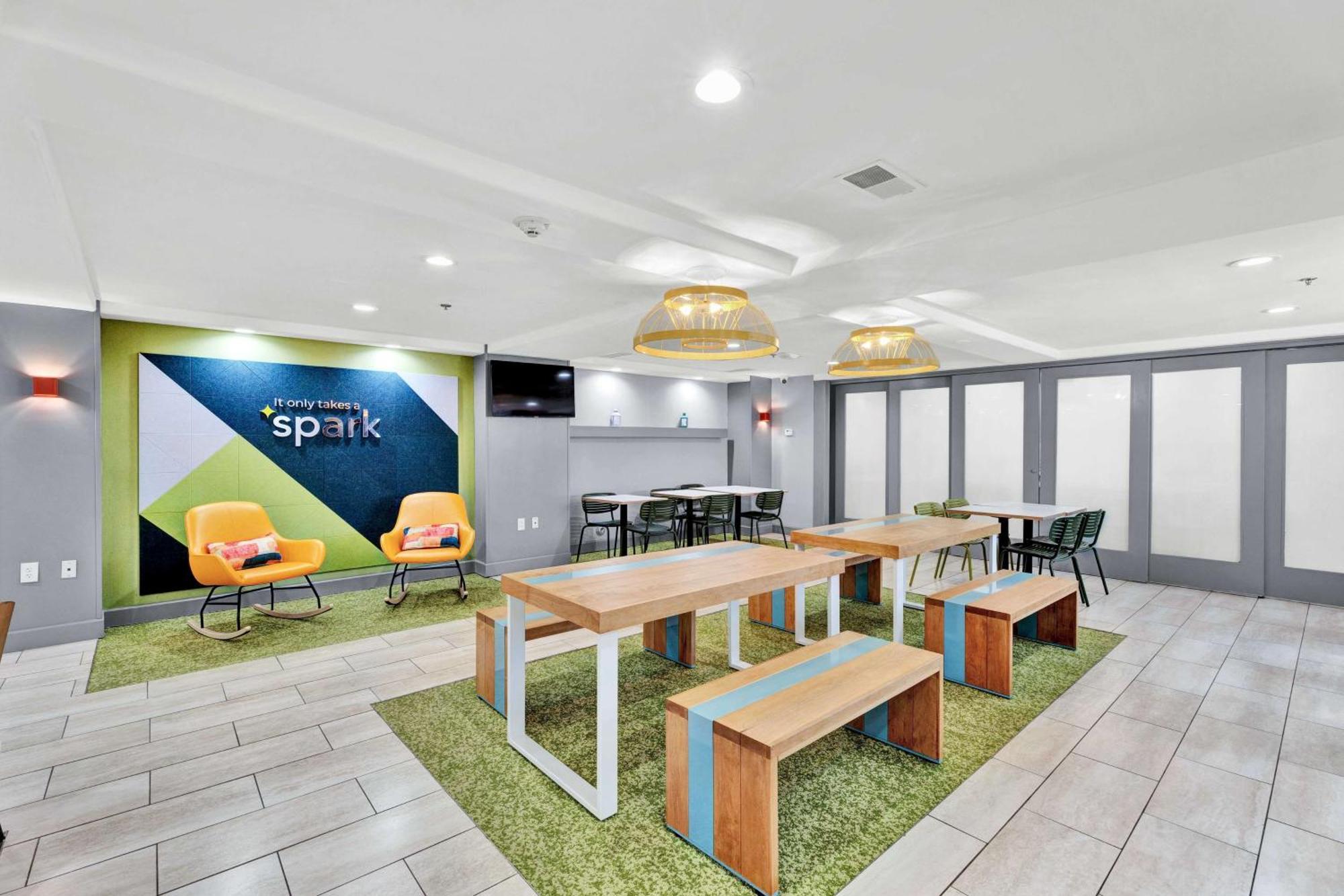 Spark By Hilton Plymouth Exterior photo
